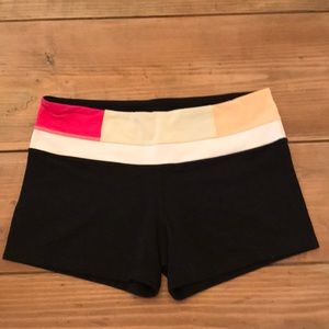 Lululemon Boogie Shorts, Size 8. Black/multi